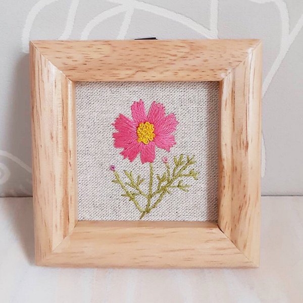 刺繍フレーム🌸コスモス　 壁飾り インテリア雑貨