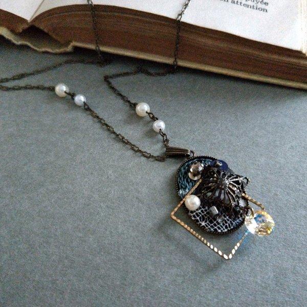 古い宝石箱のネックレス