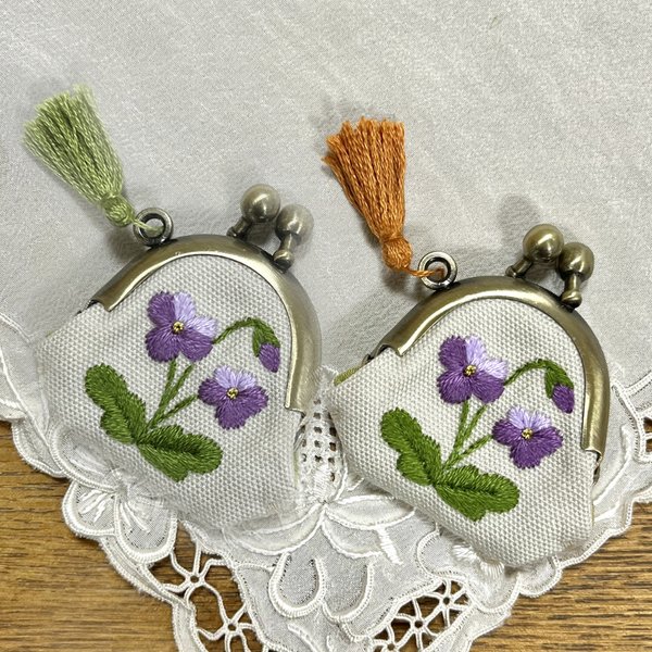 ビオラの手刺繍の「ミニミニがま口」