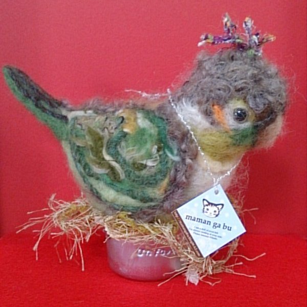 羊毛フェルト・茶色と緑のクリクリの鳥さん