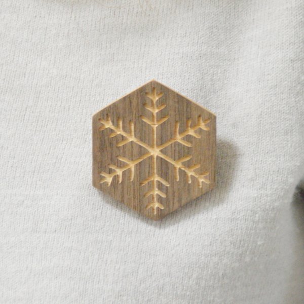 寄木細工の雪の結晶ブローチ