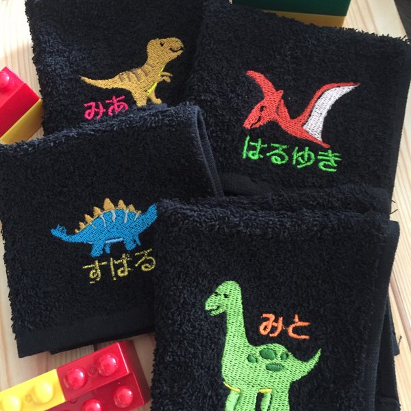 恐竜刺繍入りブラックタオルハンカチ🦕🦖