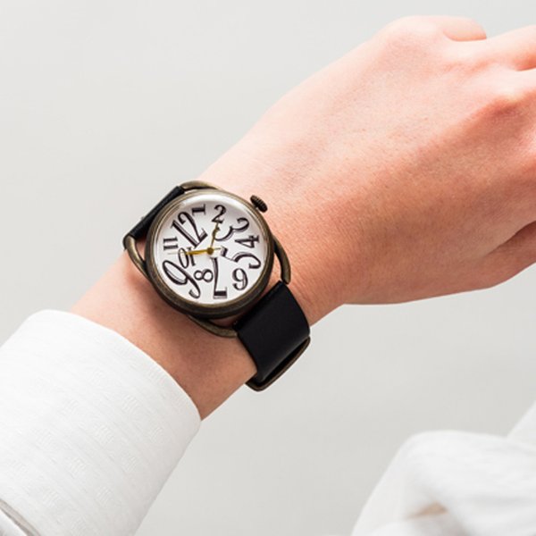 【分散する数字の時計】文字盤3色／ベルトカラー8色／名入れ可　日本製自動巻機械式時計　手作り腕時計