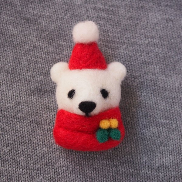 クリスマスカラーのシロクマさん　羊毛ブローチ