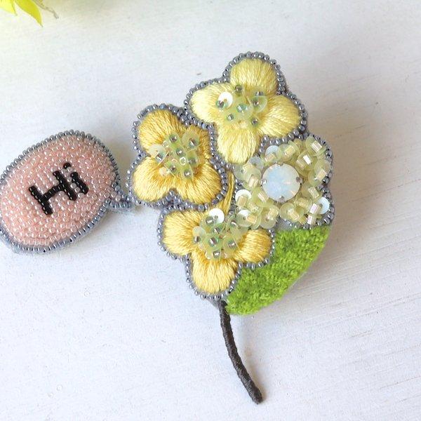 ぷっくりした小さなお花のミモザ、オートクチュール刺繍のブローチ『ルシル』