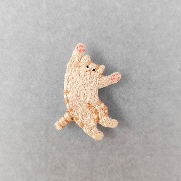 猫の刺繍ブローチ  バンザイ寝・茶トラ    Embroidery brooch  Cat