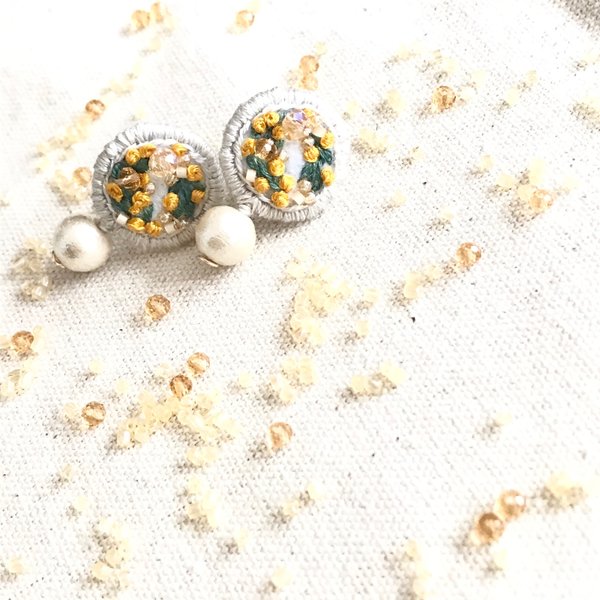 【ビーズ刺繍】ミモザとコットンパールの耳飾り💛