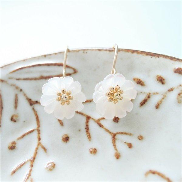 【限定数のみ】白い小花　ホワイトシェル(白蝶貝）　14KGFピアス 