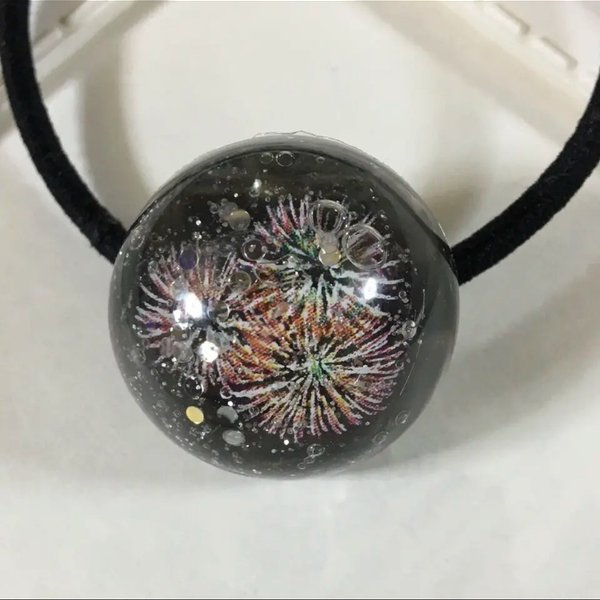 〈再販３〉満天の星空に咲く花火　ヘアゴム　レジン