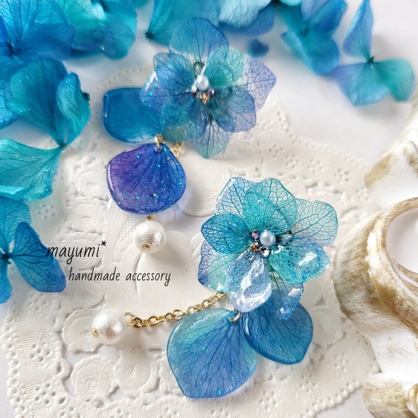 夏の花びらの雫 揺れるコットンパールと紫陽花ピアス-Blue×Purple gradation summer flower-