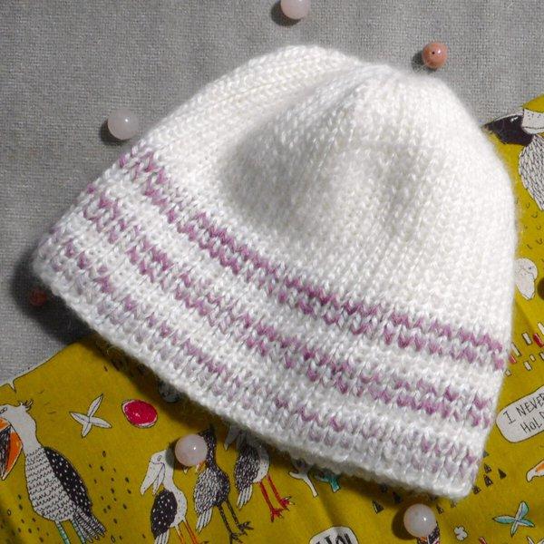 並太オフホワイトとピンク糸の手編み帽子(ピンクのグラデーションの糸のライン)