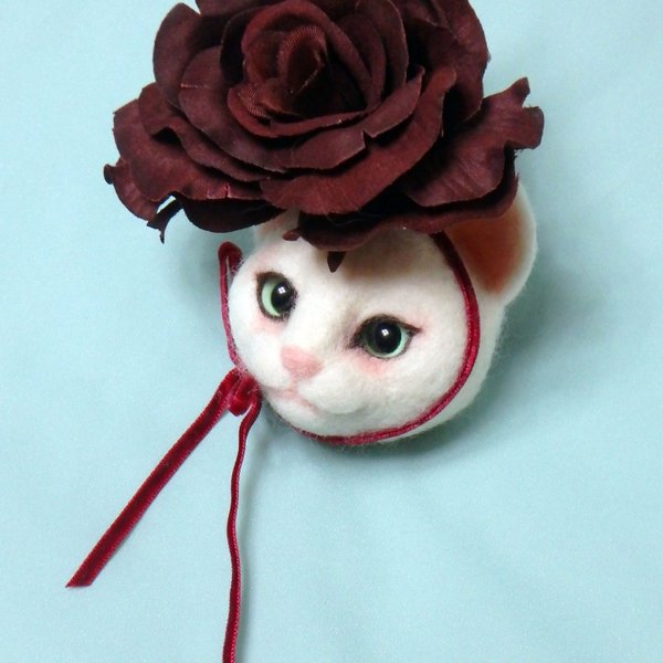 薔薇の帽子をかぶった白猫