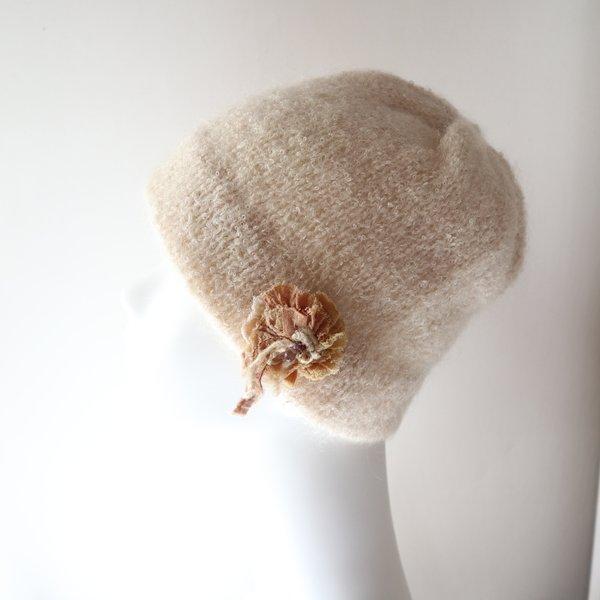 手編みニット帽　（Broche fleur）