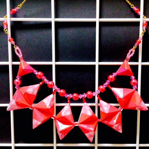 コケティッシュな赤とピンクなユニット折り紙ネックレス