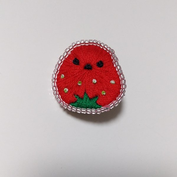 刺繍ブローチ　イチゴシマエナガ