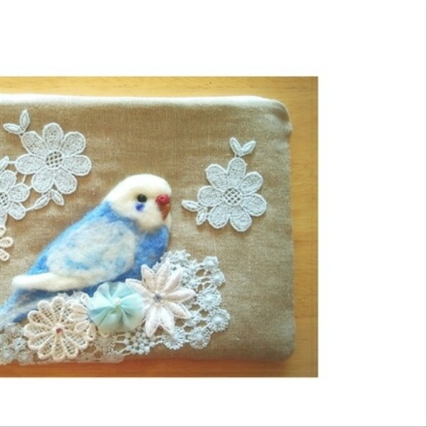 セキセイインコ　水色×白　羊毛刺繍ポーチ　ベージュ