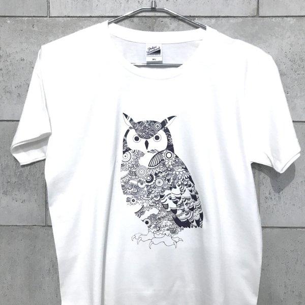 ミミズク（ペン画）【ホワイト】ekot Tシャツ <イラスト：タカ（笹川ラメ子）>