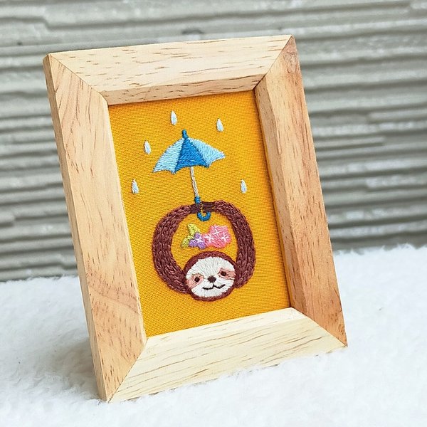 雨の日のホノボノナマケモノ★手刺繍ミニフレーム★