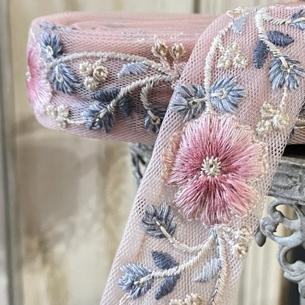 ☆[実物のお色味と違う場合があります] インド刺繍リボン　花　インド刺繍　スパンコール　刺繍リボン　リボン　りぼん　※10月8日よりゆうパケットにて発送