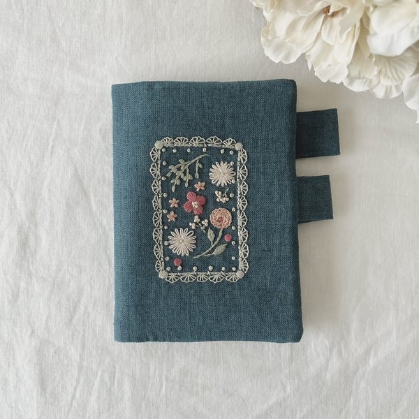 【完成品】レースフラワー刺繍のほぼ日手帳カバー　ブルー②　A6　リネン