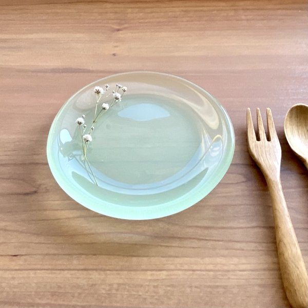 「若草色を映す水たまりM」　丸いガラス皿　食器　プレート