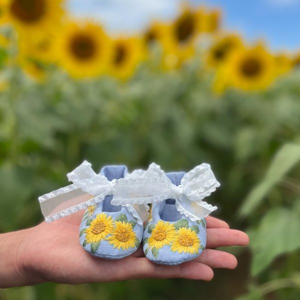 ひまわりの刺繍　オーガニックコットンのベビーシューズ