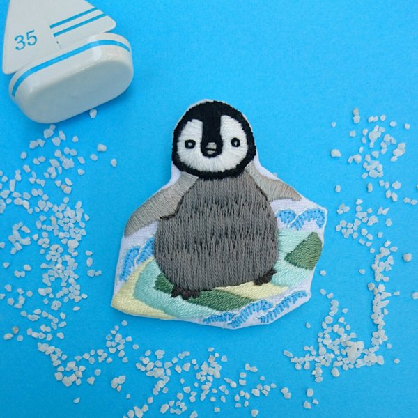 ペンギンの子《夢は大きく》 刺繍ブローチ  