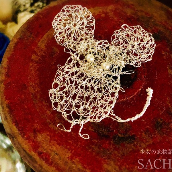 ワイヤーで編む動物ブローチ　ネズミ