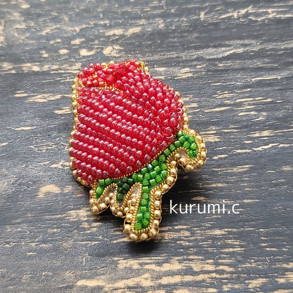 赤い薔薇のビーズ刺繍ブローチ