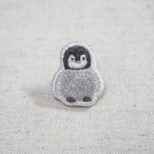 赤ちゃんペンギンの手刺繍ブローチ