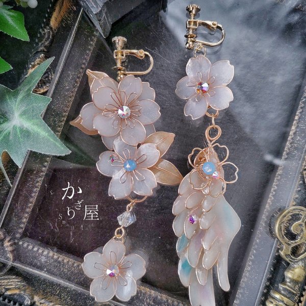 桜と翼のイヤリング〜幻想鳥〜（earrings of wings and blossom）