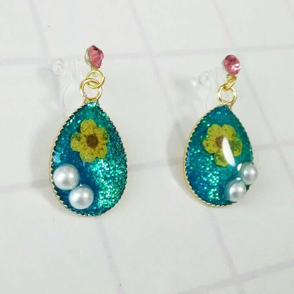 海に浮かぶ花模様のイヤリング　ハンドメイド