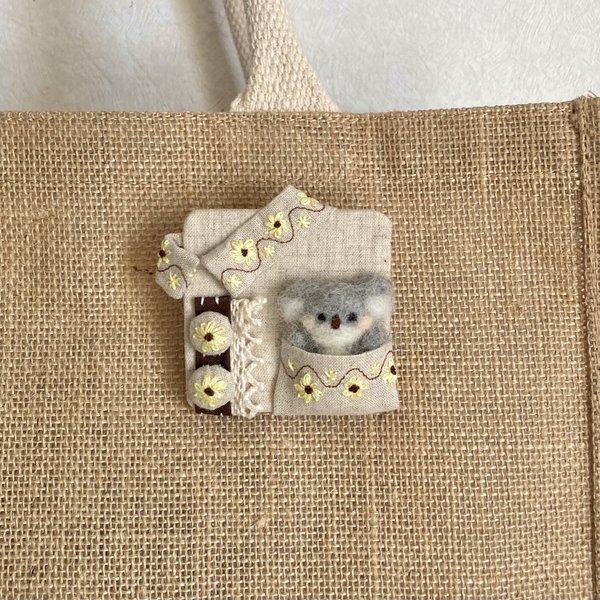 ポケットからコアラ🐨🌻 / ブローチ / 刺繍 /ひまわり