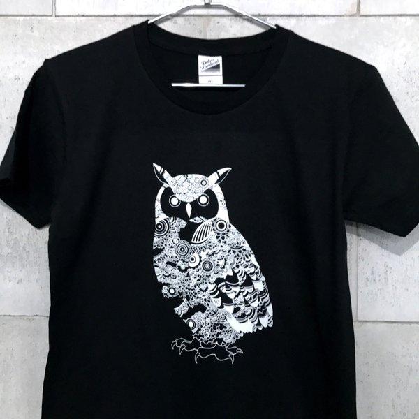 ミミズク（ペン画）【ブラック】ekot Tシャツ 5.6オンス<イラスト：タカ（笹川ラメ子）>