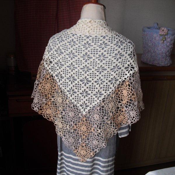 レース糸🌼模様編みとベージュ系モチーフ編み三角ストール＊ミルク色