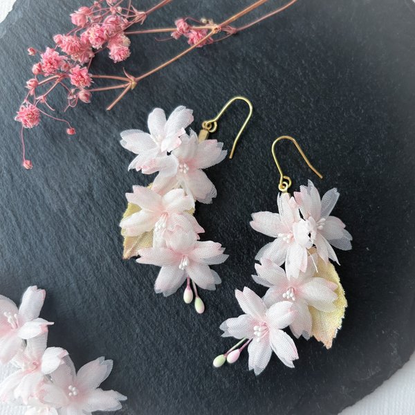枝垂れ桜の春色ピアス(チタン/イヤリング/ノンホールピアス)：布花 春 さくら サクラ ウェディング 結婚式 ブライダル  ゆらゆら 揺れる 桜色