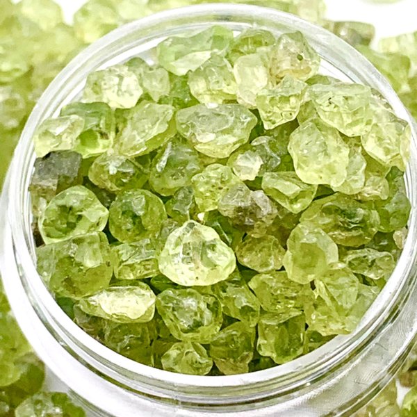 ペリドット Peridot かんらん石 宝石 言葉付き 天然石 細石 さざれ石 パワーストーン お守り ヒーリング レジン 封入 デコ パーツ 【森の雑貨屋さん】 