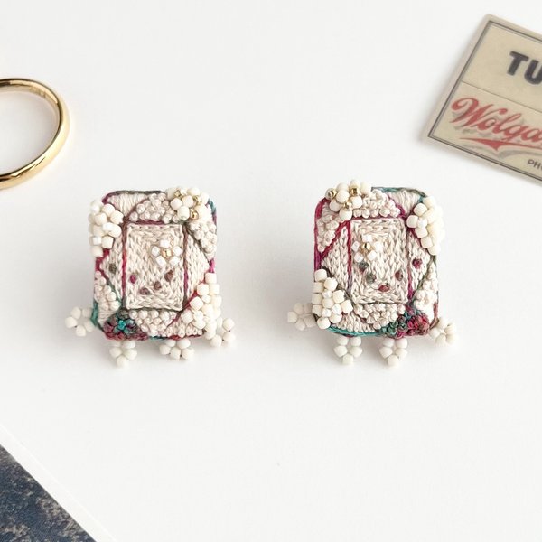 宝石刺繍 -flower- / ivory [pierce, earring] 小さなお花がちょこんと咲いた 宝石モチーフの手刺繍アクセサリー