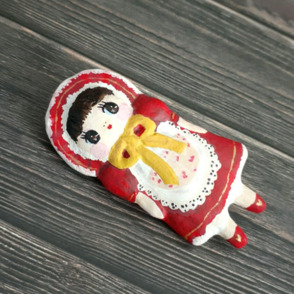 文化人形さんのブローチ(赤色ちゃん)