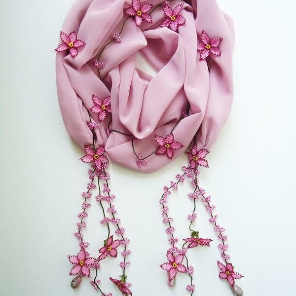 刺繍のお花付き　シフォンスカーフのロングラリエット　桜