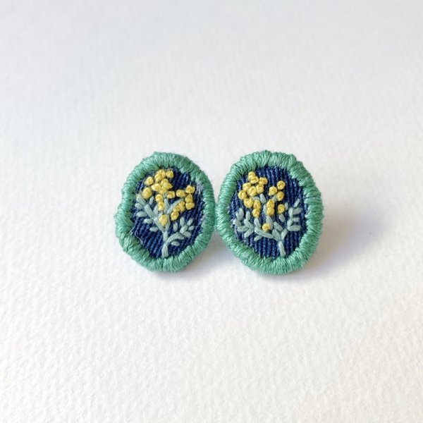 刺繍ピアス【ミモザと濃い緑】