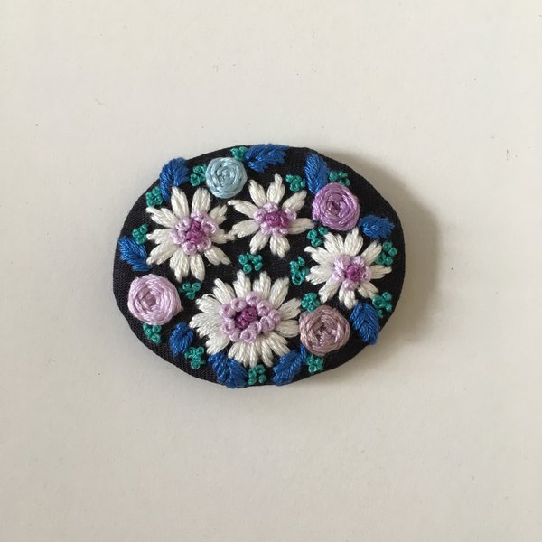 刺繍ブローチ