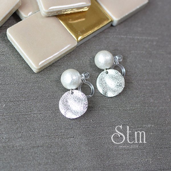 Caraコットンパール＆プレート(Silver) ノンホールピアス(=樹脂イヤリング)