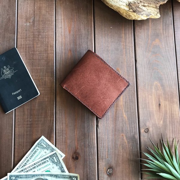 国産レザーを使用した焦茶色の二つ折り財布 