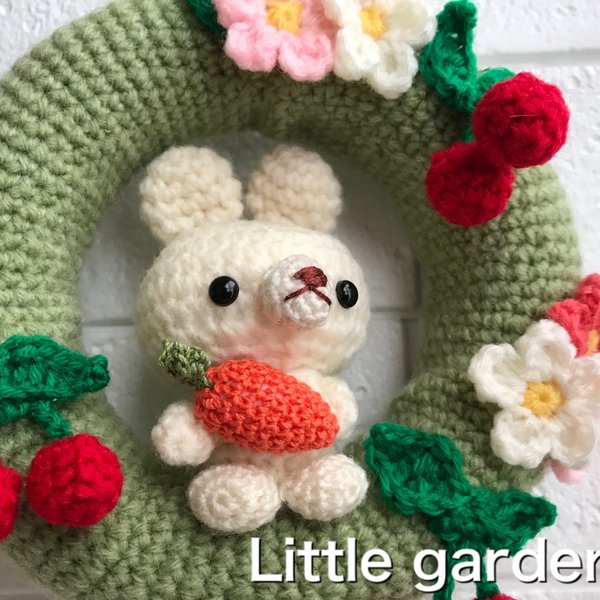 Little garden あみぐるみリース　うさぎ　さくらんぼ　L-12