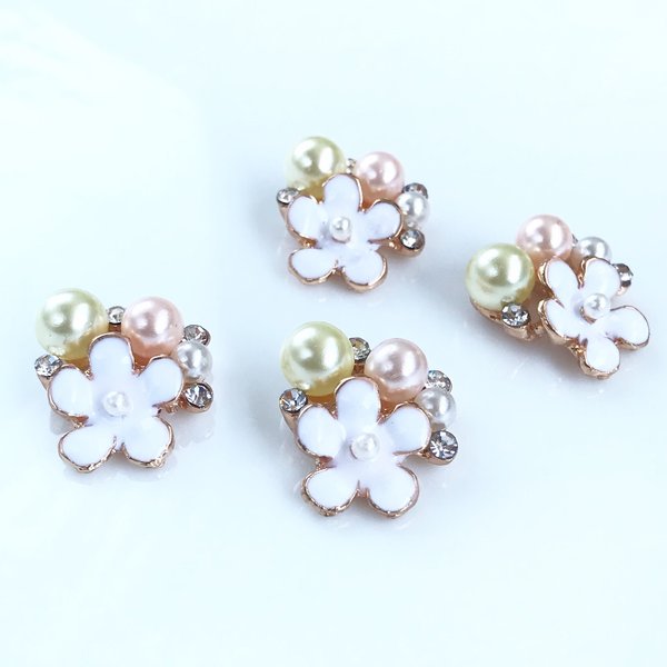 【4個】白い可愛いお花とパールのカボション