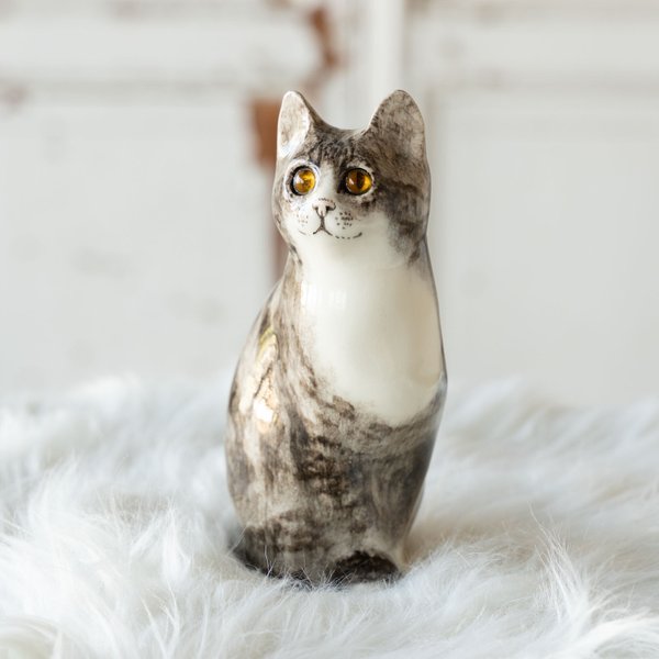 【Winstanley Cat ウィンスタンレイ キャット】ちょこんと座った姿が可愛らしい Silver tabby シルバータビー　2000018001172