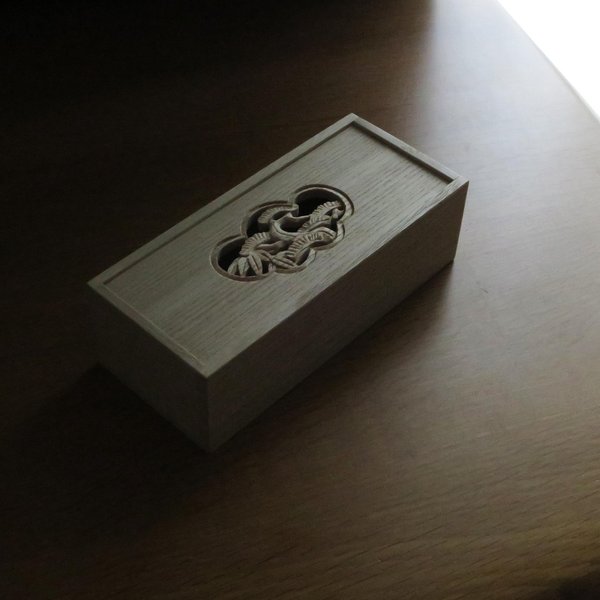 松竹梅を木彫刻した小物入れ　大阪欄間　桐箪笥　伝統工芸　桐箱　指物