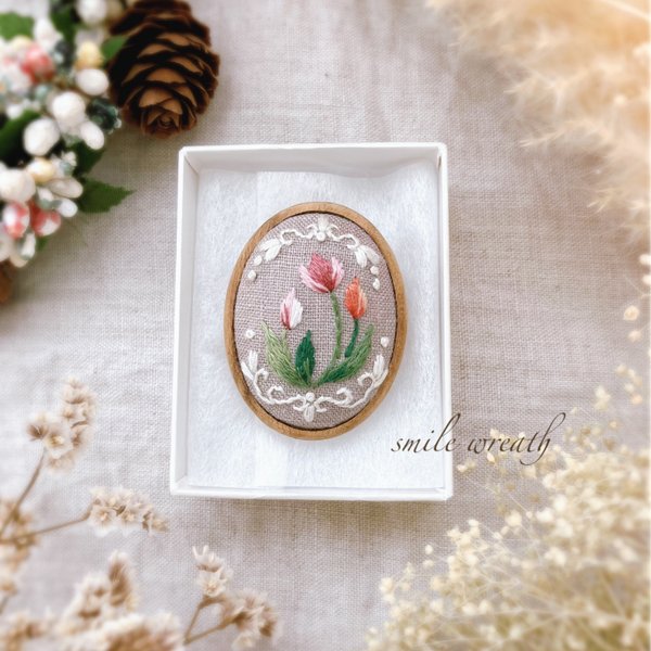 【チューリップの刺繡ブローチグレー】大切な方への贈り物やご自分用に。オイルパステルで描いた手作りのカード付き。刺繍をいつもそばに。