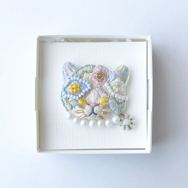 花畑猫の刺繍ブローチ